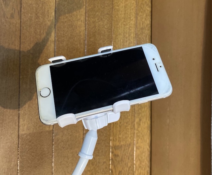 アームスタンドにスマホ挟み込んでみる
