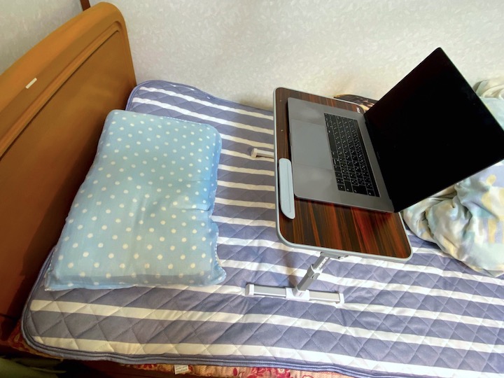 ベッドの上でmac book proを使う！