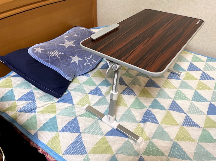 ベッドテーブルをベッドに設置してみた