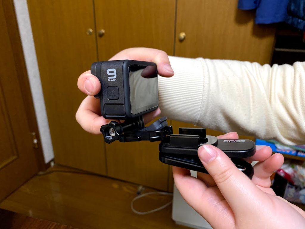 GoProをマウントに装着する