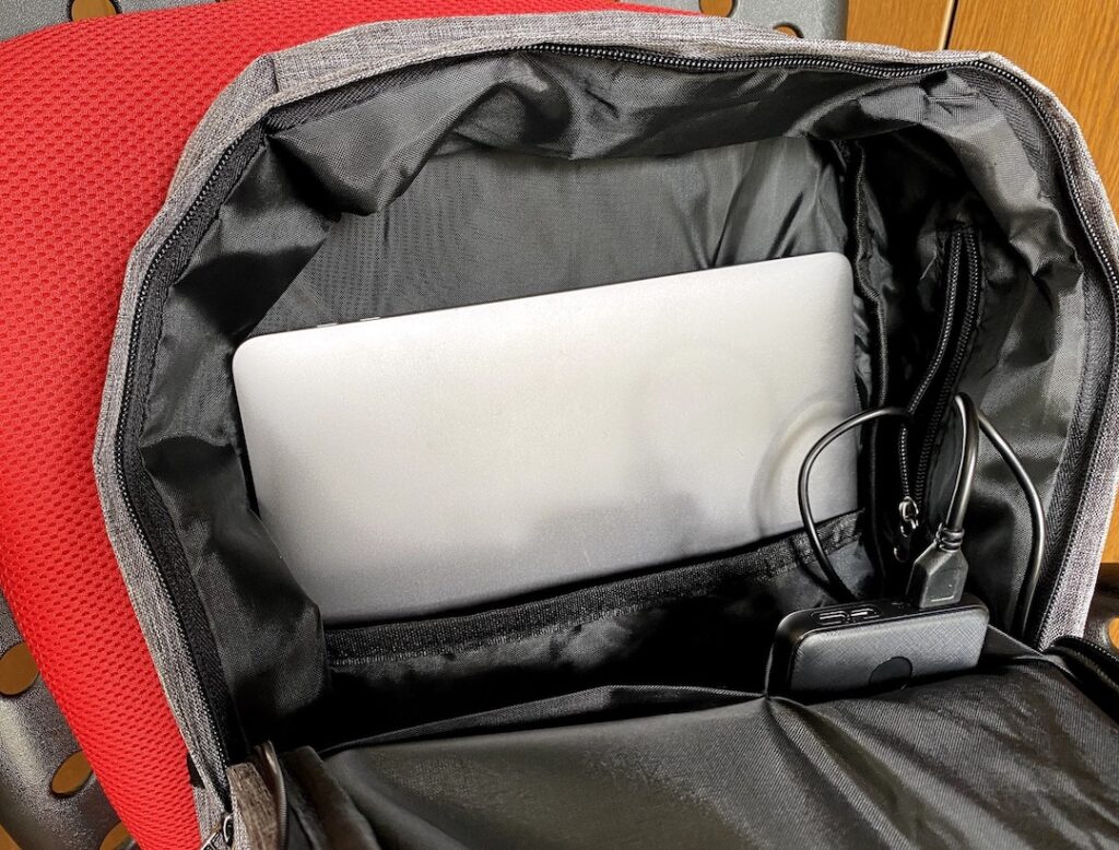 15インチPCリュックにMac Book Pro