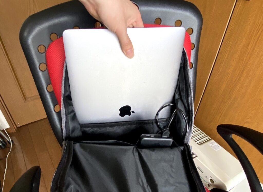 AISFA PCリュックにMac Book Proは入る？