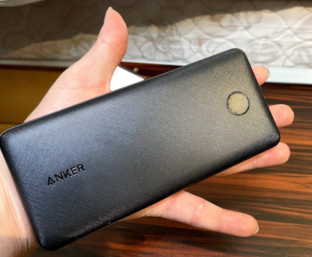 Anker PowerCore Slim 10000 手の上に載せてみる