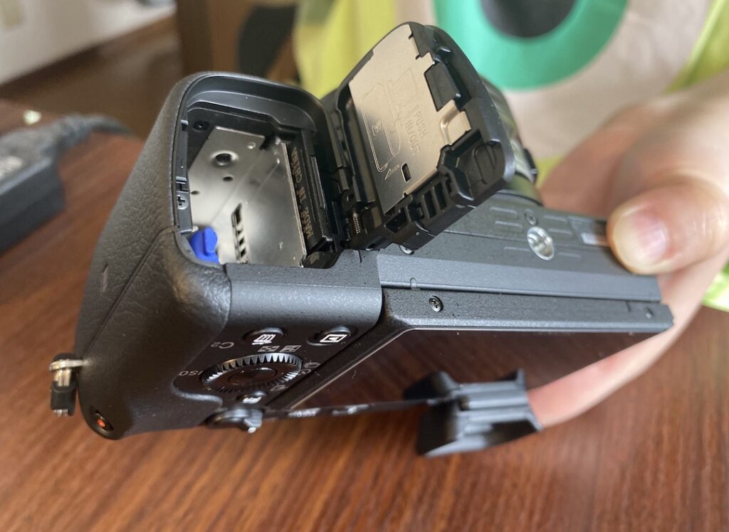 α6400 バッテリーの入れ方