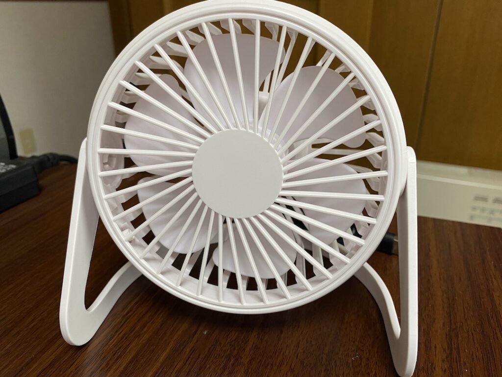 ダイソーUSB扇風機 外観正面