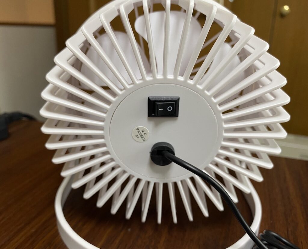 ダイソーUSB扇風機 裏面外観